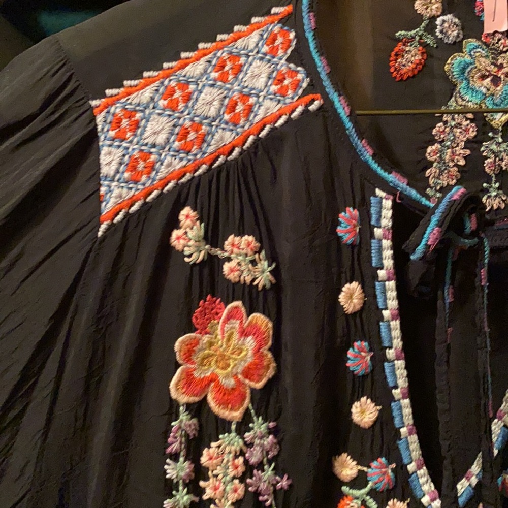 JOHNNY WAS FLORAL EMBROIDERED TOP - Picture 3 of 4